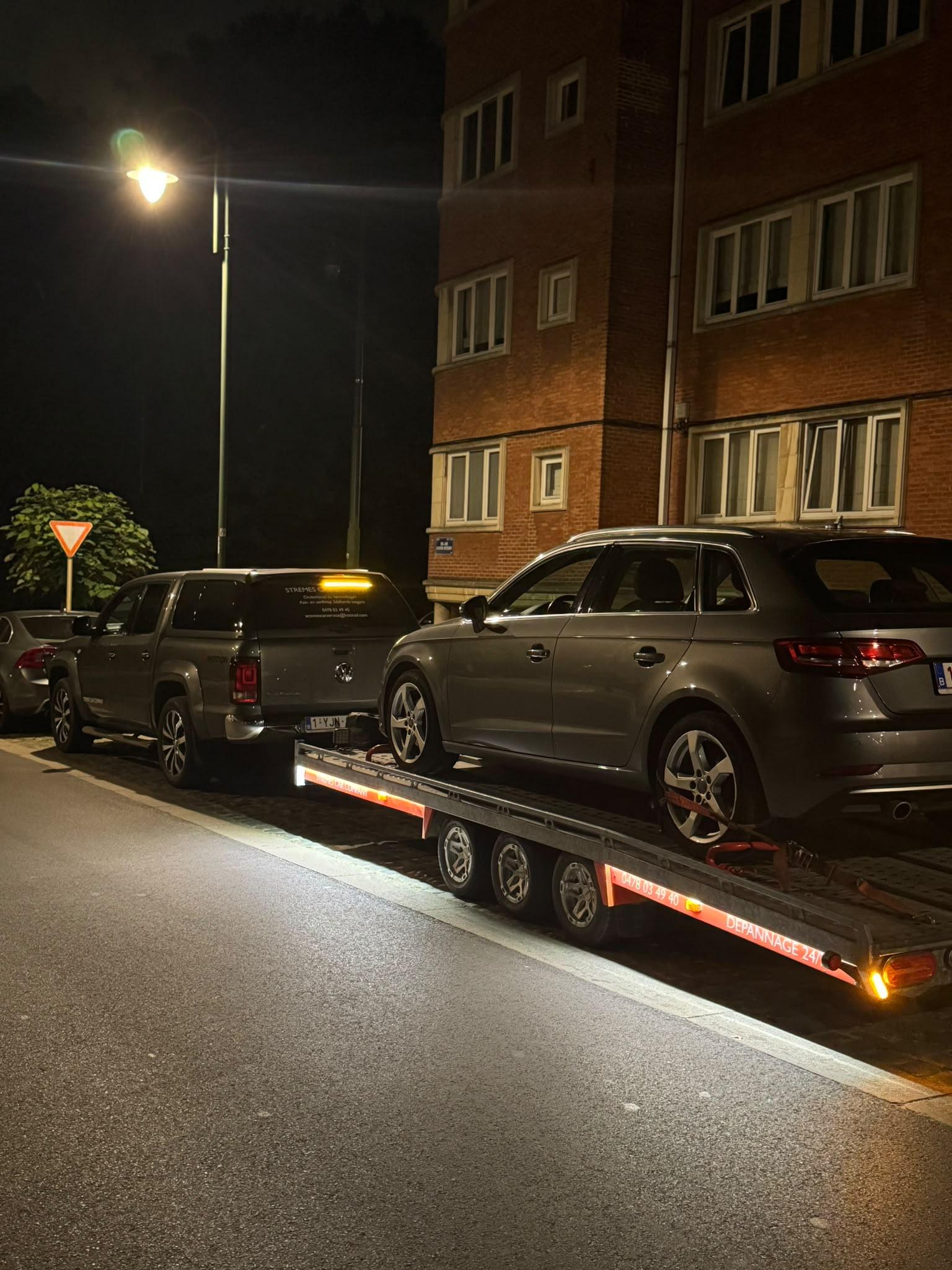 Wagen op de oprijwagen, klaar voor transport